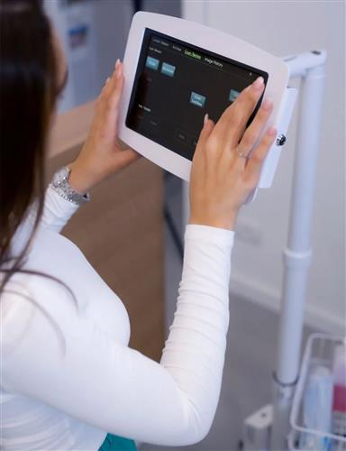 IPAD 10.2IN SPACE ENCLOSURE MEDICAL ROLLING CART EXTEND. WHT