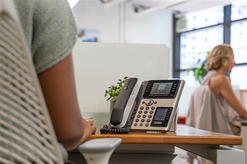 POLY Edge E400 IP Phone and PoE-enabled telefono IP Nero 8 linee IPS