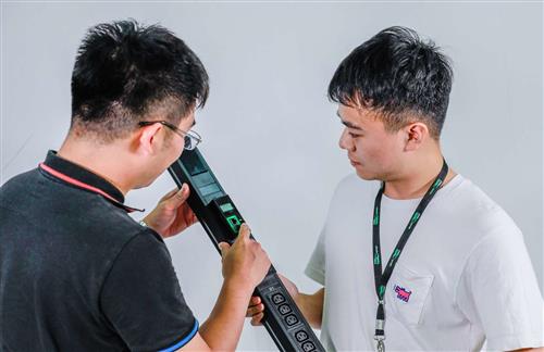 APC EPDU1216M unità di distribuzione dell'energia (PDU) 42 presa(e) AC 0U Nero