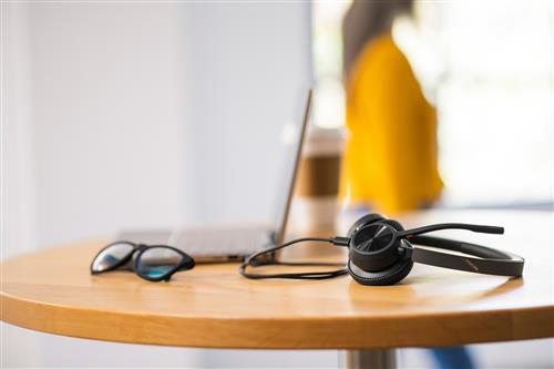 POLY Voyager 4320 UC Stereo USB-A Headset +BT700 USB-A Adapter +Charging Stand Auricolare Wireless A Padiglione Musica e Chiamate Bluetooth Base di ricarica Nero